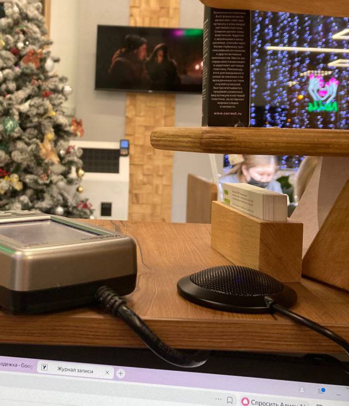 Микрофон EvalonAI на стойке ресепшена